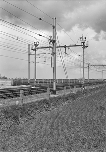 166462 Afbeelding van de bovenleiding met spaninrichting aan de spoorlijn te Essen (België).